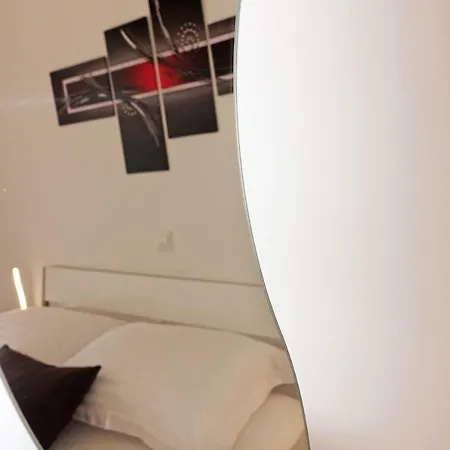 Karavona 1 Apartment *