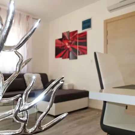Karavona 1 Apartment *